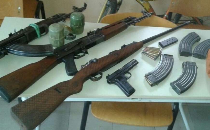Sarajevo: U kući u Općini Centar pronađen arsenal oružja, jedna osoba uhapšena