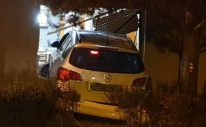 Automobilom uletio u porodičnu kuću: "Da sam ostao gledati TV ne bih bio živ"