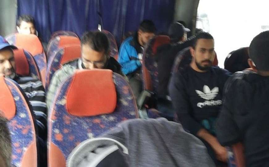 Sramno: Migrante preselili na zadnja sjedišta da se ne 'miješaju' s putnicima