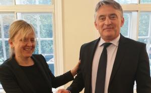 Željko Komšić u Londonu razgovarao s prvom bosanskom baronesom Arminkom Helić