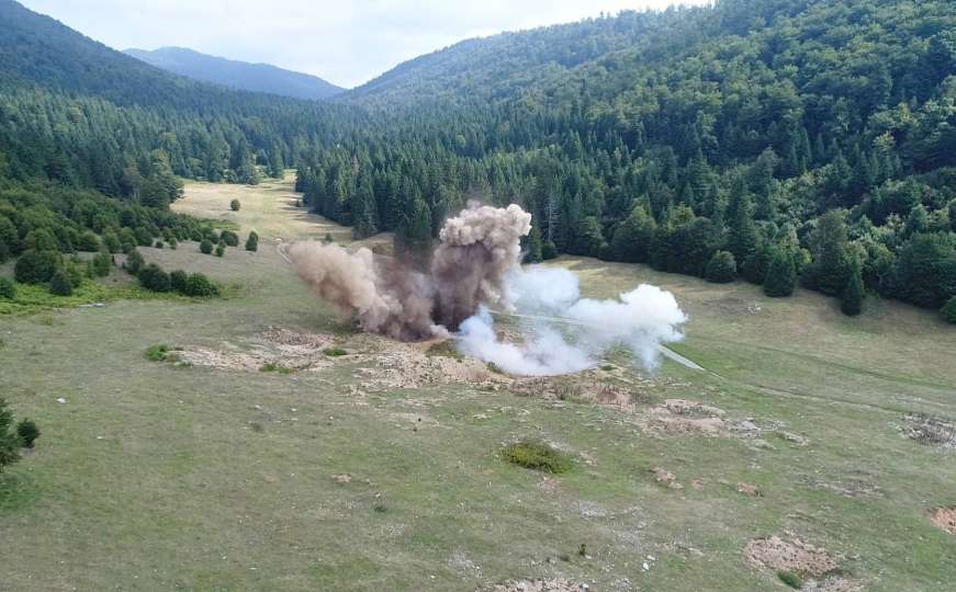 Eksplozija opasnih aviobombi od po 500 kilograma snimljena dronom