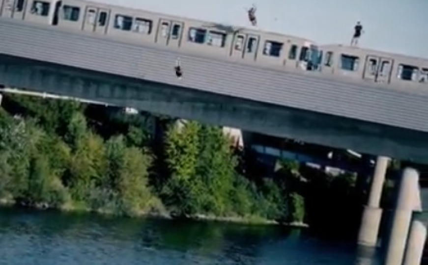 Ludost ili hrabrost: Skočili iz voza u pokretu u Dunav