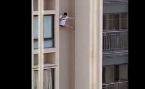 Nevjerovatan prizor: Čovjek u donjem vešu stoji na zgradi