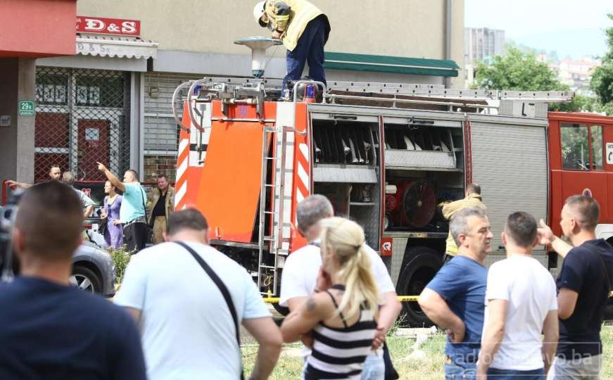 Gori kuća u Sarajevu, više vatrogasnih ekipa na terenu 