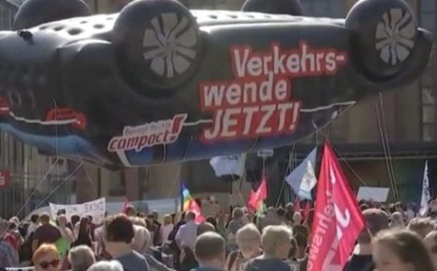 Zbog sajma automobila u Frankfurtu protestuje više od 20.000 ljudi