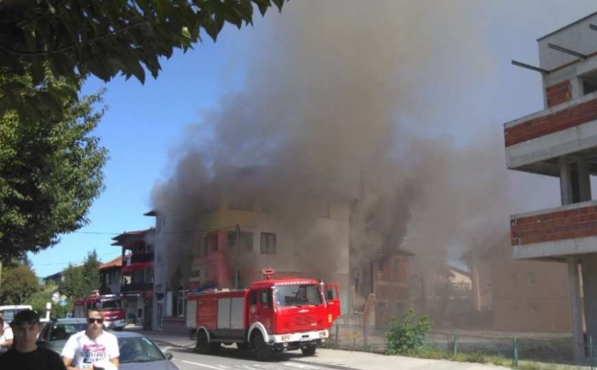 Gori porodična kuća u Bihaću: Na terenu vatrogasci, policija i Hitna pomoć