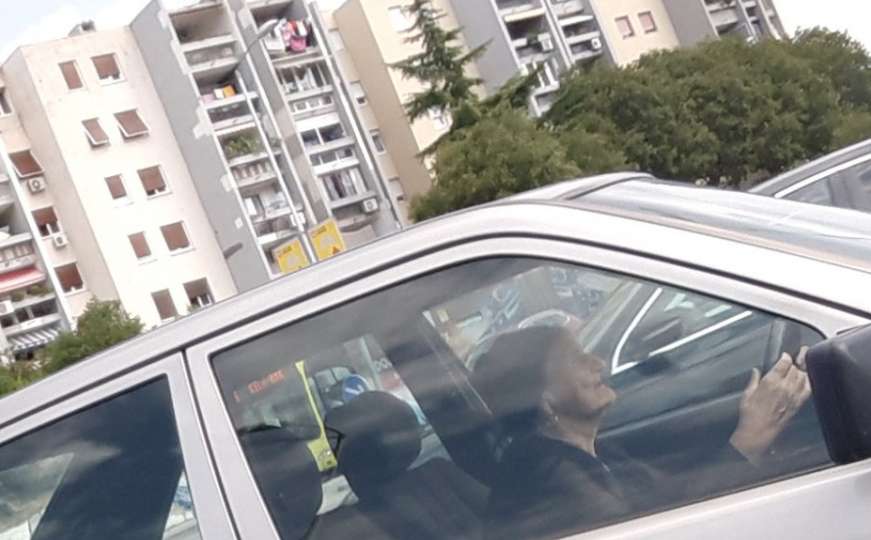 Svi se dive babi Nedi: Vitalna starica vozi se po gradu u Mercedesu 190