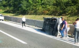 Nesreća na autoputu: Jedna osoba povrijeđena u prevrtanju vozila