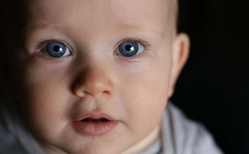 Znate li zašto se bebe rađaju s plavim očima, pa mijenjaju boju