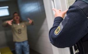 Pijani Bosanac upao s nožem: Bivša supruga i njen novi partner bježali po stanu