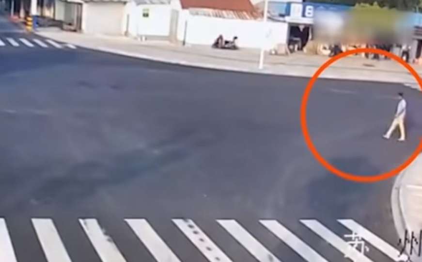 Video koji je zapalio internet: Pješaci, pogledajte kako pravilno preći cestu