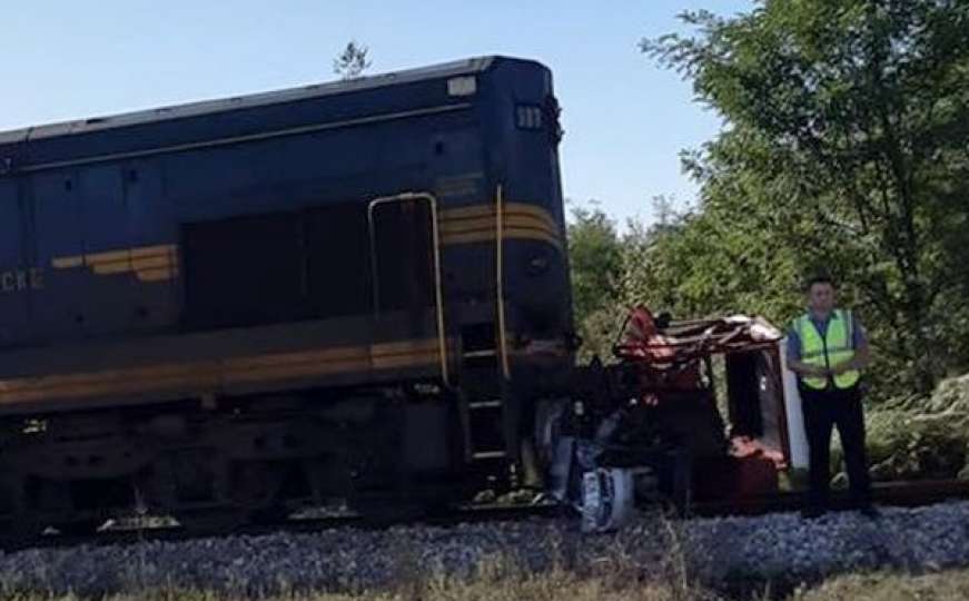 Sudar traktora i voza: Jedna osoba smrtno stradala