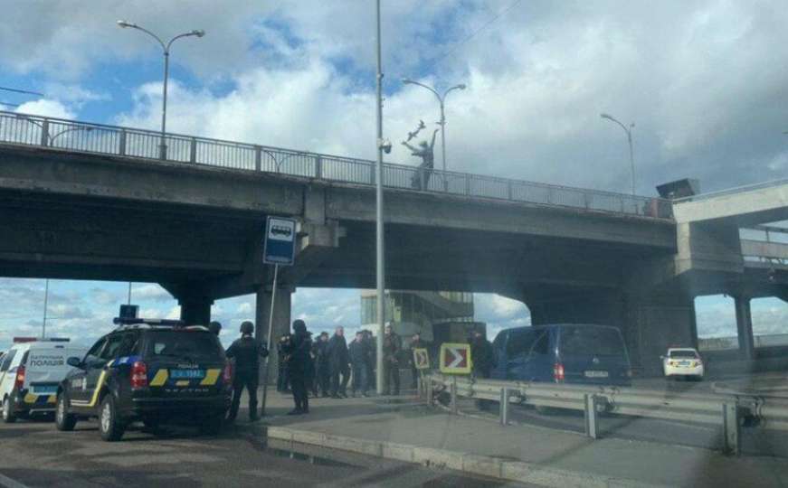 Drama u Kijevu: Naoružani muškarac prijeti da će dići most u zrak