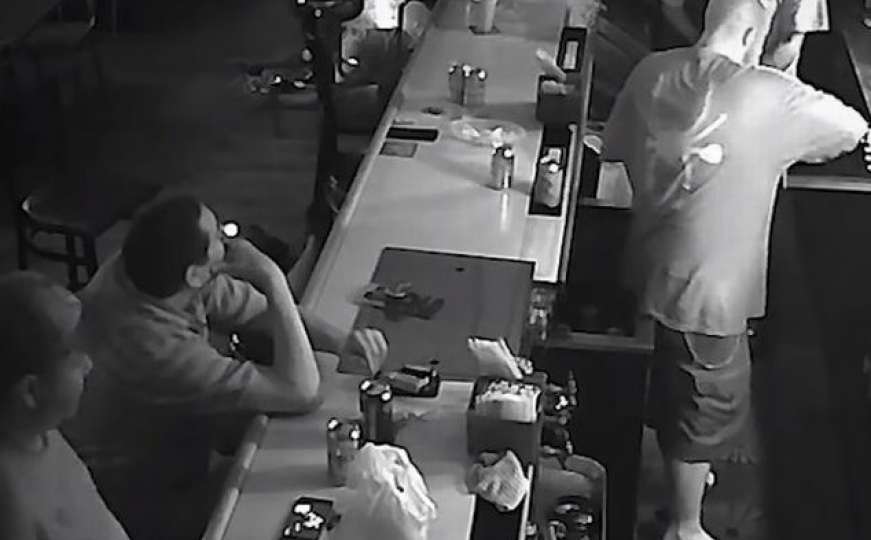 Naoružani pljačkaš upao u lokalni bar, muškarac mirno sjedio za šankom