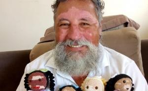 Djed sa rijetkom autoimunom bolesti pravi lutke za svoje unuke