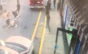 Ubio tinejdžera nasred ulice, 50 drugova iz škole samo gledali i snimali