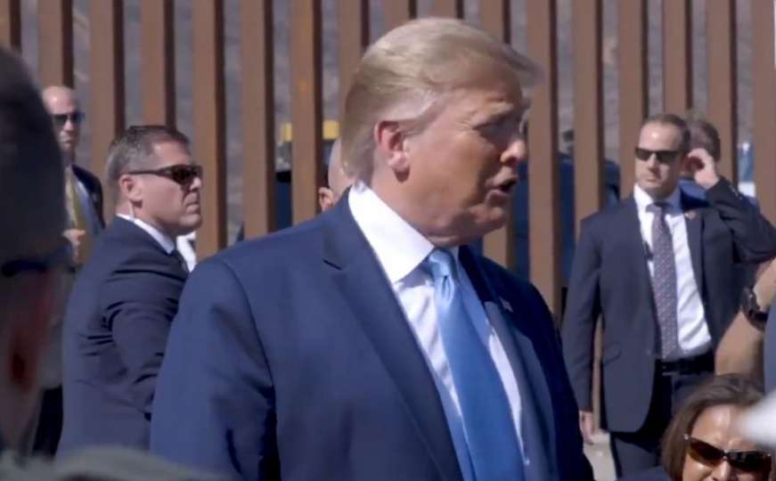 Donald Trump obišao radove i potpisao se na zidu prema Meksiku