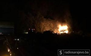 Zapaljena dva automobila u Sarajevu, vatrogasci na terenu