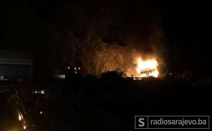 Zapaljena dva automobila u Sarajevu, vatrogasci na terenu