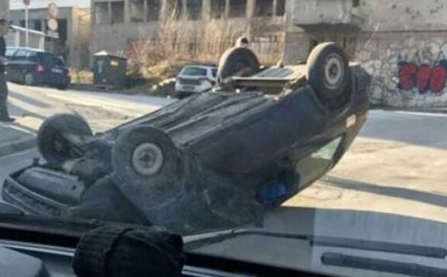 Teška nesreća u Sarajevu: Jedno vozilo završilo na krovu