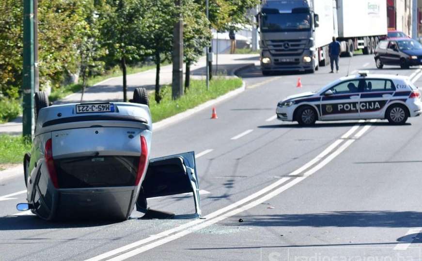 Epilog udes u Sarajevu: Jedno vozilo prevrnuto na krov, dvije osobe povrijeđene