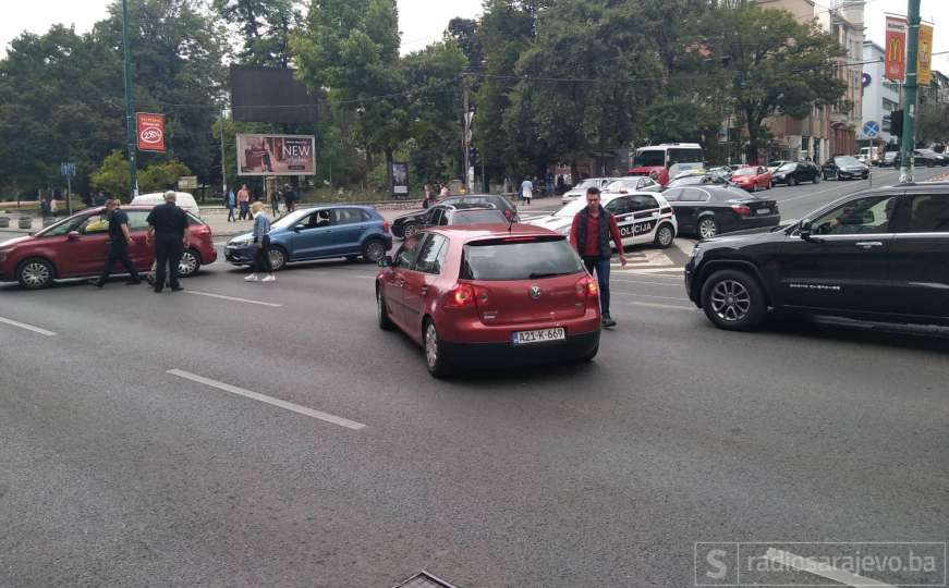 Saobraćajna nesreća u centru Sarajeva: U sudaru sudjelovala dva vozila