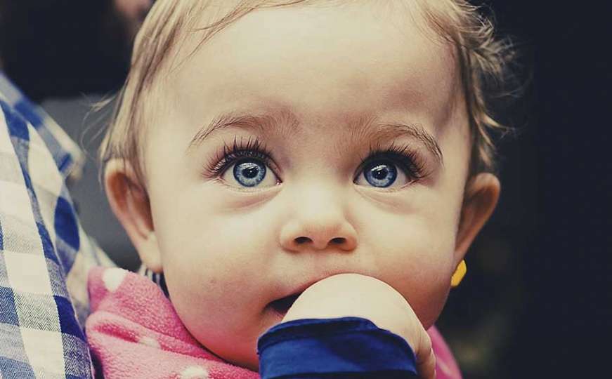 Bebe mijenjaju boju očiju tokom života, a evo i zašto