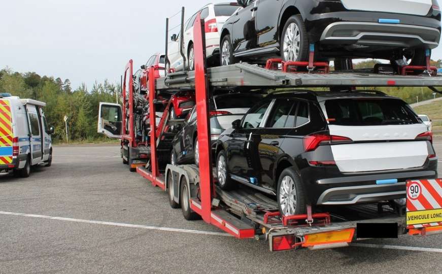 Vlasnici će malo sačekati: Zaustavljen šleper-labudica s novim vozilima Škoda Kamiq
