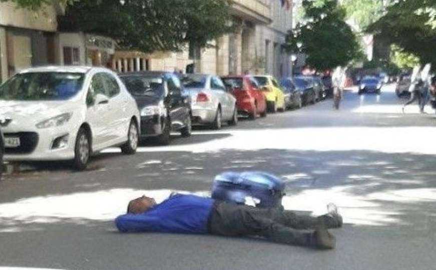 Muškarac legao na cestu i blokirao promet, u MUP-u ne znaju šta se dešava