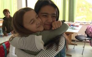 Djeca migranata u školi: Dunja od Maje uči bosanski, sanjaju da idu skupa u razred