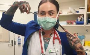 Perspektivna mlada hirurginja istetovirana od glave do pete