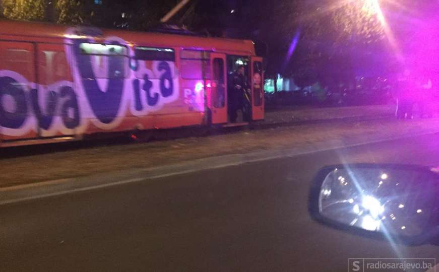Nezgoda u Sarajevu: Vozač automobila izletio na tramvajske šine