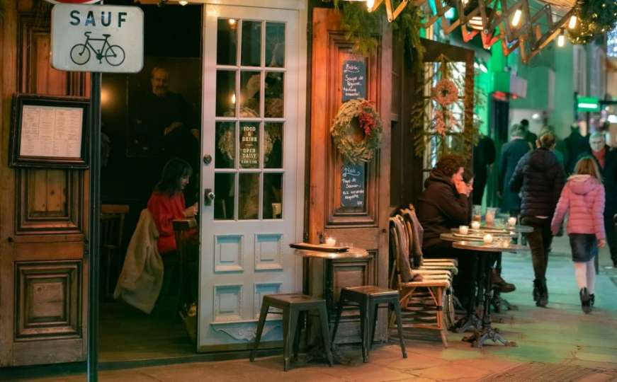 Macron spašava simbol francuske kulture: Ulaže 165 miliona eura u male kafiće