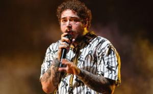 Obožavateljica slavnom reperu pokazala grudi iz publike, njegova reakcija je hit