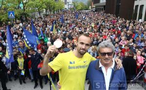 "Amele, Amele... mi te volimo...": Kakanj priredio spektakularan doček za Tuku