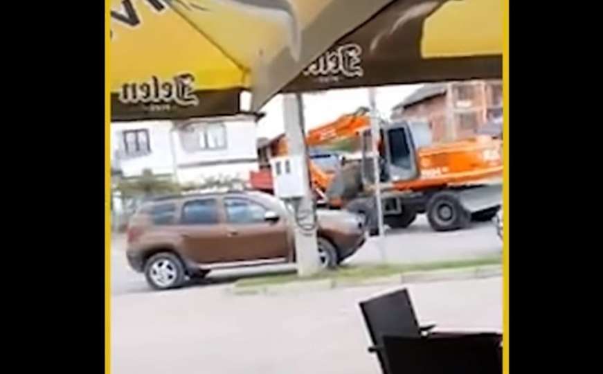 Samo u BiH: Bagerom uništio automobil osobi koja mu je dugovala novac