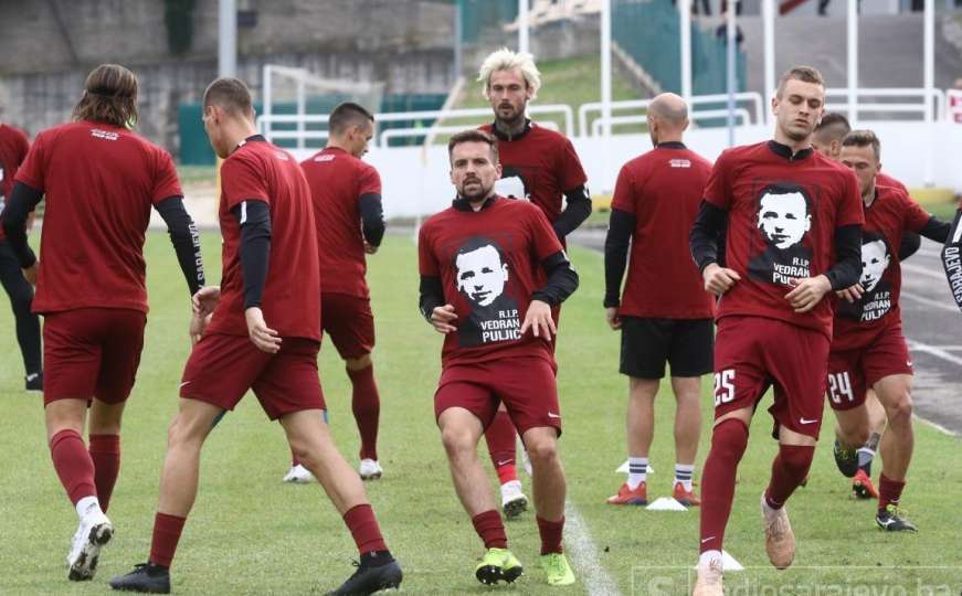Bordo igrači izašli na zagrijavanje u majicama sa likom Vedrana Puljića
