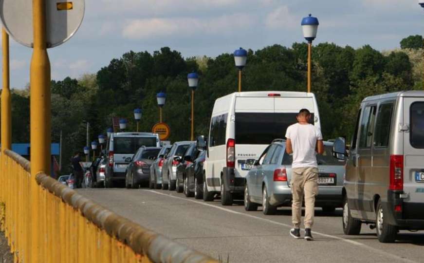 Gužve na izlazu iz Bosne i Hercegovine: Pojačan promet vozila na granicama