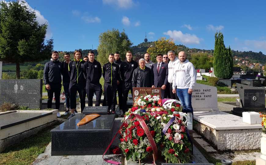 Delegacija FK Sarajevo nakon povratka iz Mostara odala počast Vedranu i Admiru