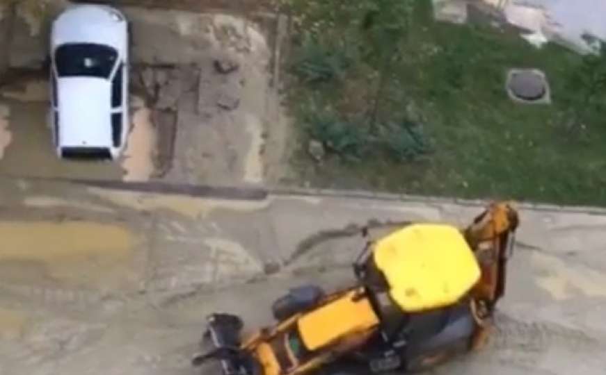 Novi Sad: Neobična nesreća, automobil propao u zemlju