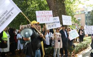 Medicinari protestuju ispred Vlade KS: Ovo je samo početak!