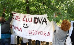 Medicinari uzvikuju ispred Vlade KS: Napolje, napolje!