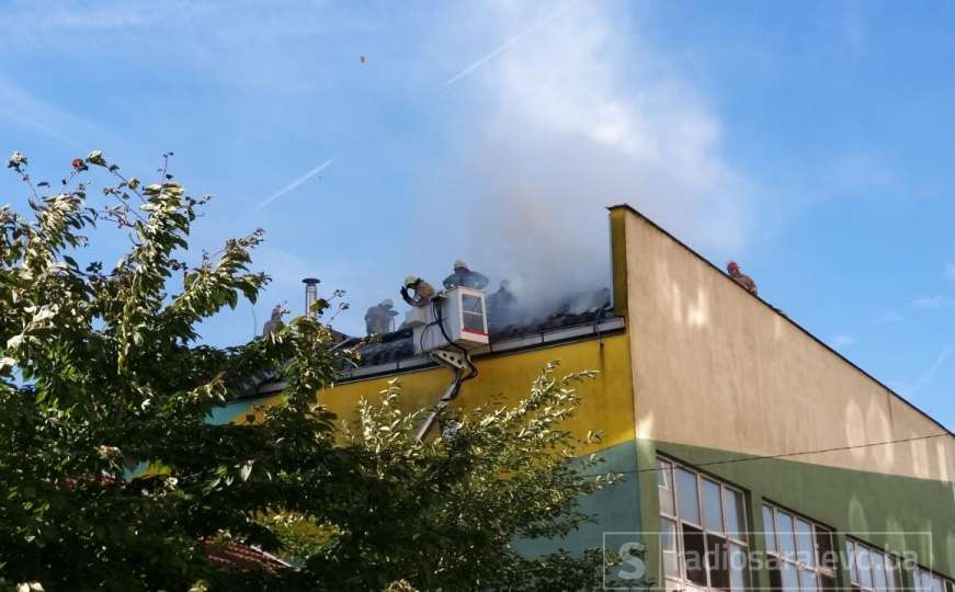 Gori krov zgrade Klasa u Sarajevu: Vatrogasci na terenu