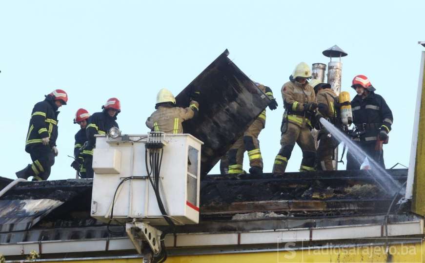 Snimak s mjesta požara: Pogledajte situaciju ispred Klasa nakon što je izgorio krov