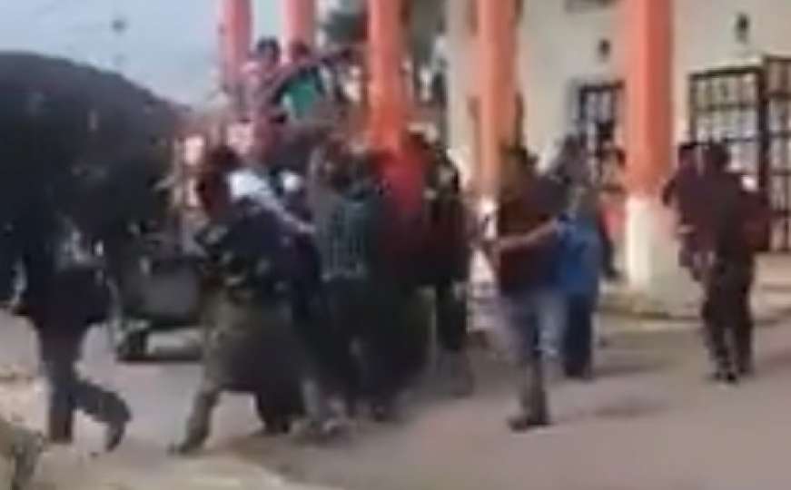 Meksiko: Vezali gradonačelnika i vukli ga ulicom zbog neispunjenih obećanja