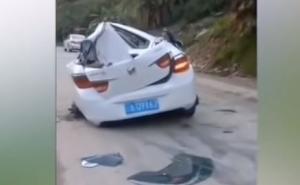Na automobil u pokretu pala velika stijena i potpuno ga uništila