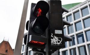 Postavljen semafor koji pješake zadubljene u mobitel upozorava na crveno