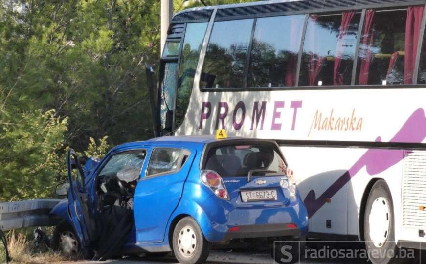 Detalji saobraćajne nesreće u Hrvatskoj: Automobil podletio pod autobus