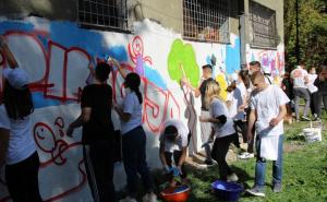 Djeca iz BiH preko grafita kojim se vrijeđaju LGBT osobe iscrtala mural