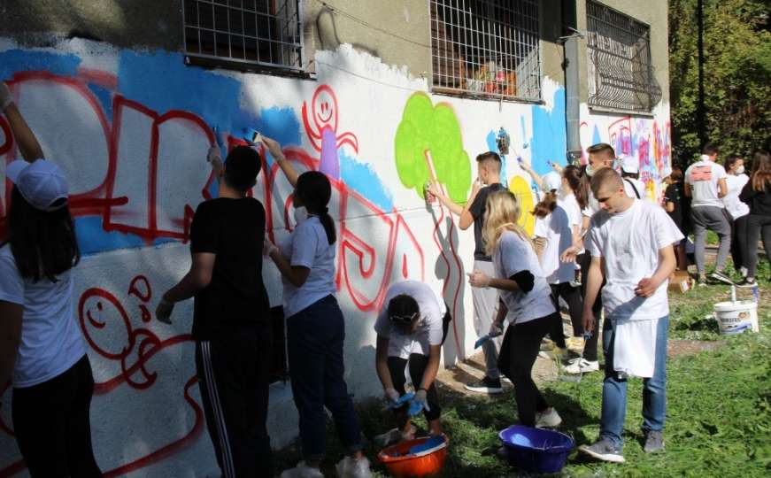 Djeca iz BiH preko grafita kojim se vrijeđaju LGBT osobe iscrtala mural